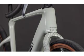 CUBE NUROAD HYBRID C:62 RACE 400X REEDBEIGE´N´BLACK